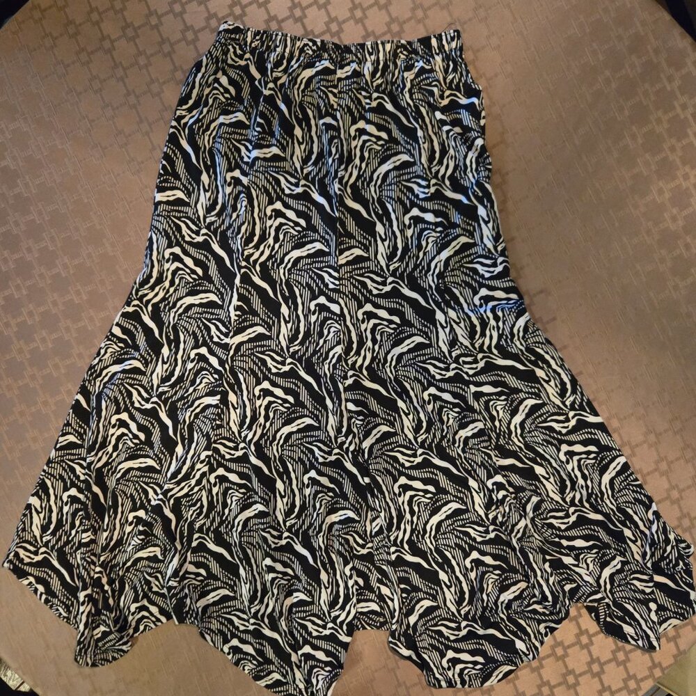 Southern Lady Black and White Print Midi Skirt with scalloped hem, Small